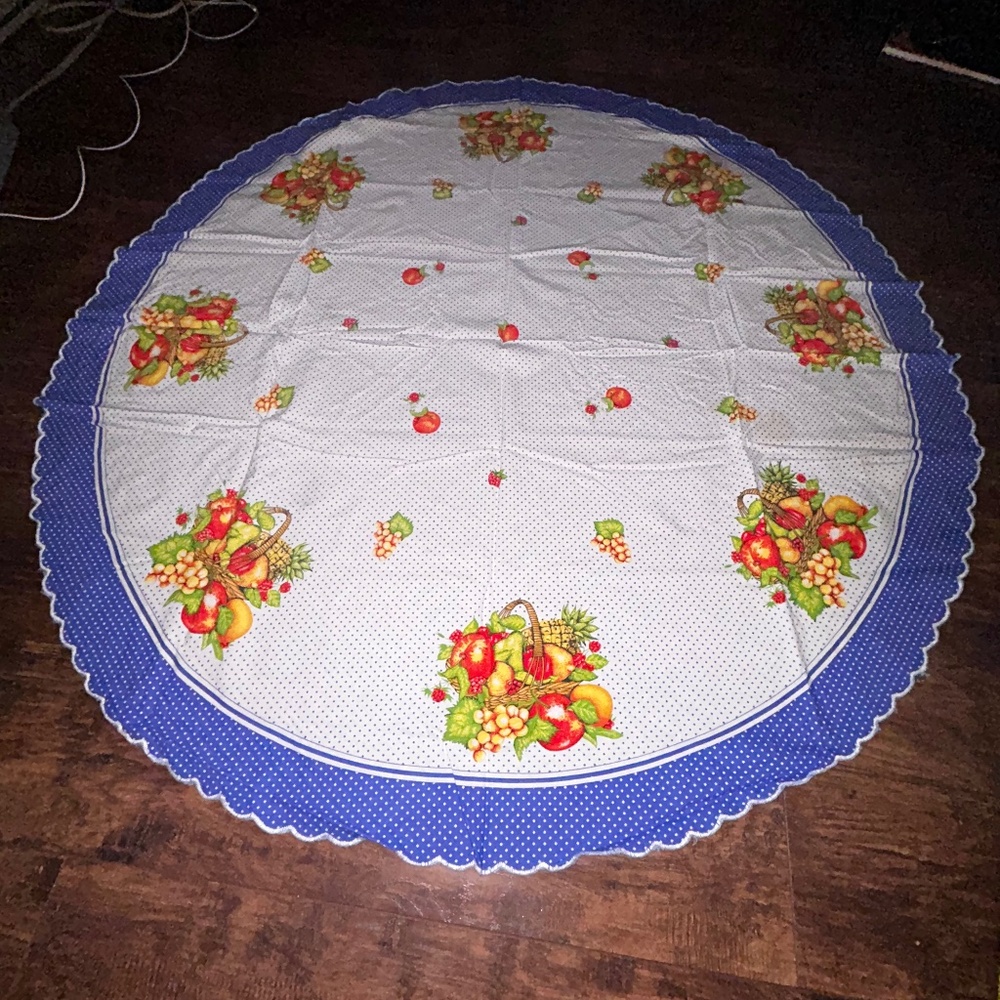 Vintage Tablecloth 56” Round